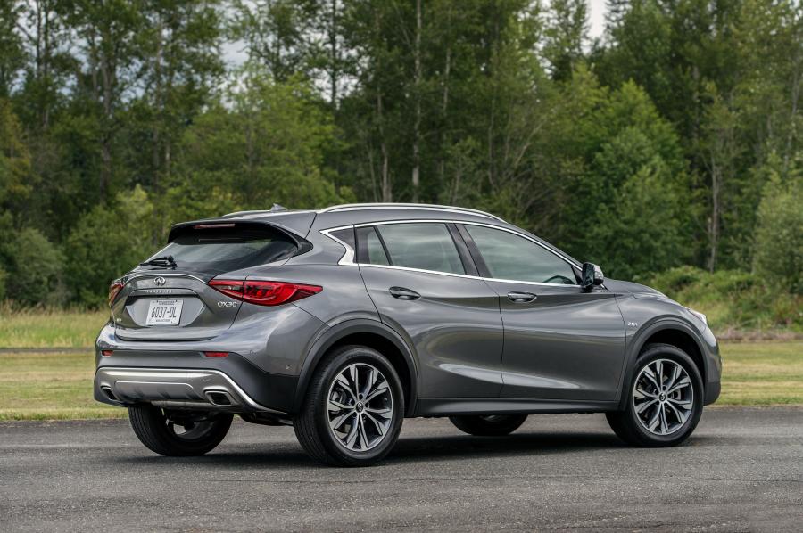  Infiniti QX30 2.0t AWD 2016 года  (US) (фото 4 из 14)